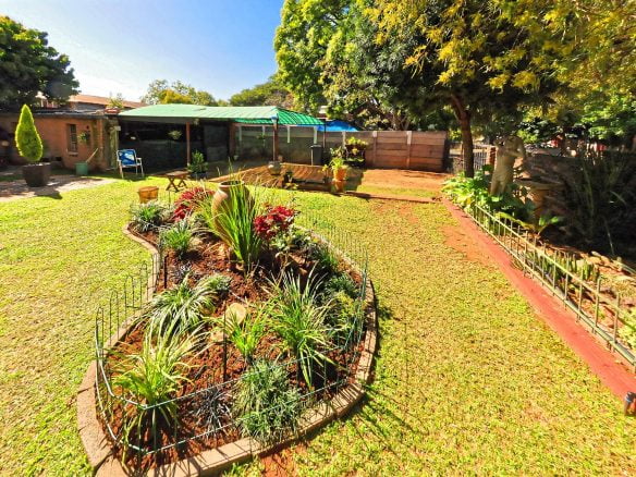 Houses with flatlets for Sale