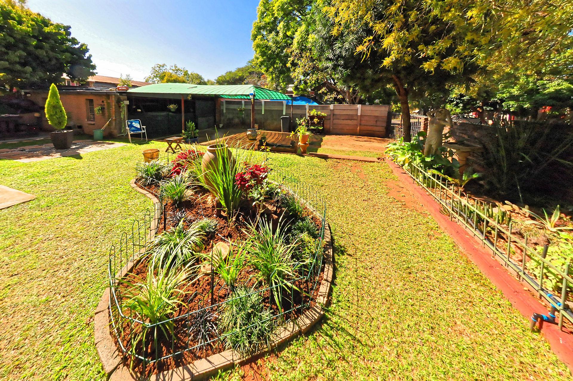 Houses with flatlets for Sale