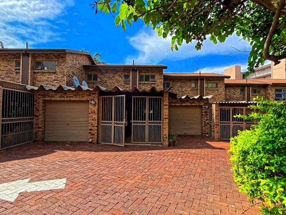 Townhouse 4 sale in Weavind Park