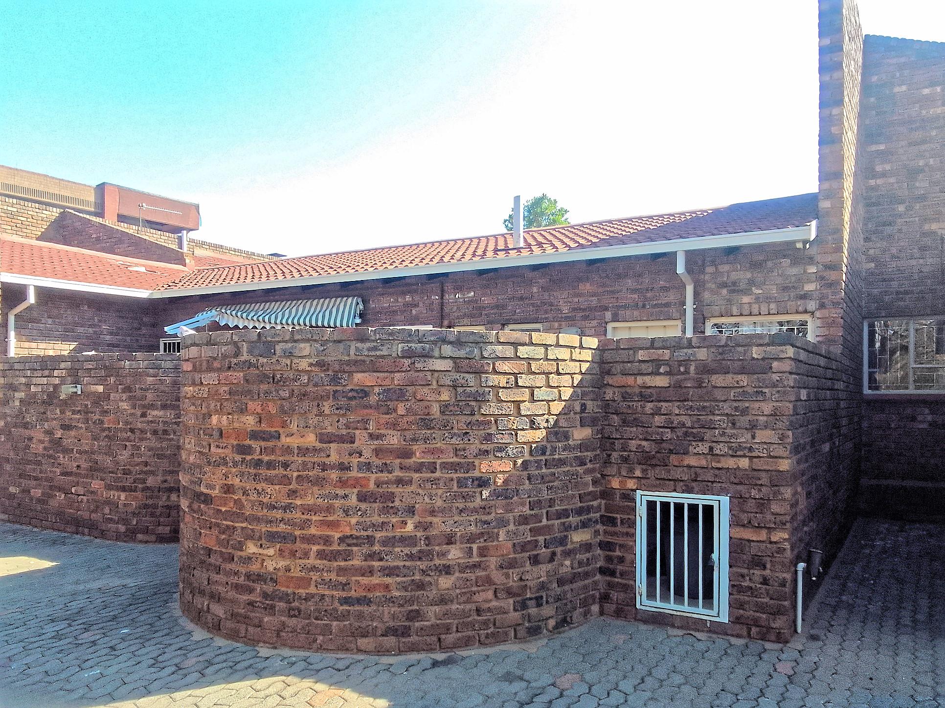 Neat 3-bed townhouse to rent