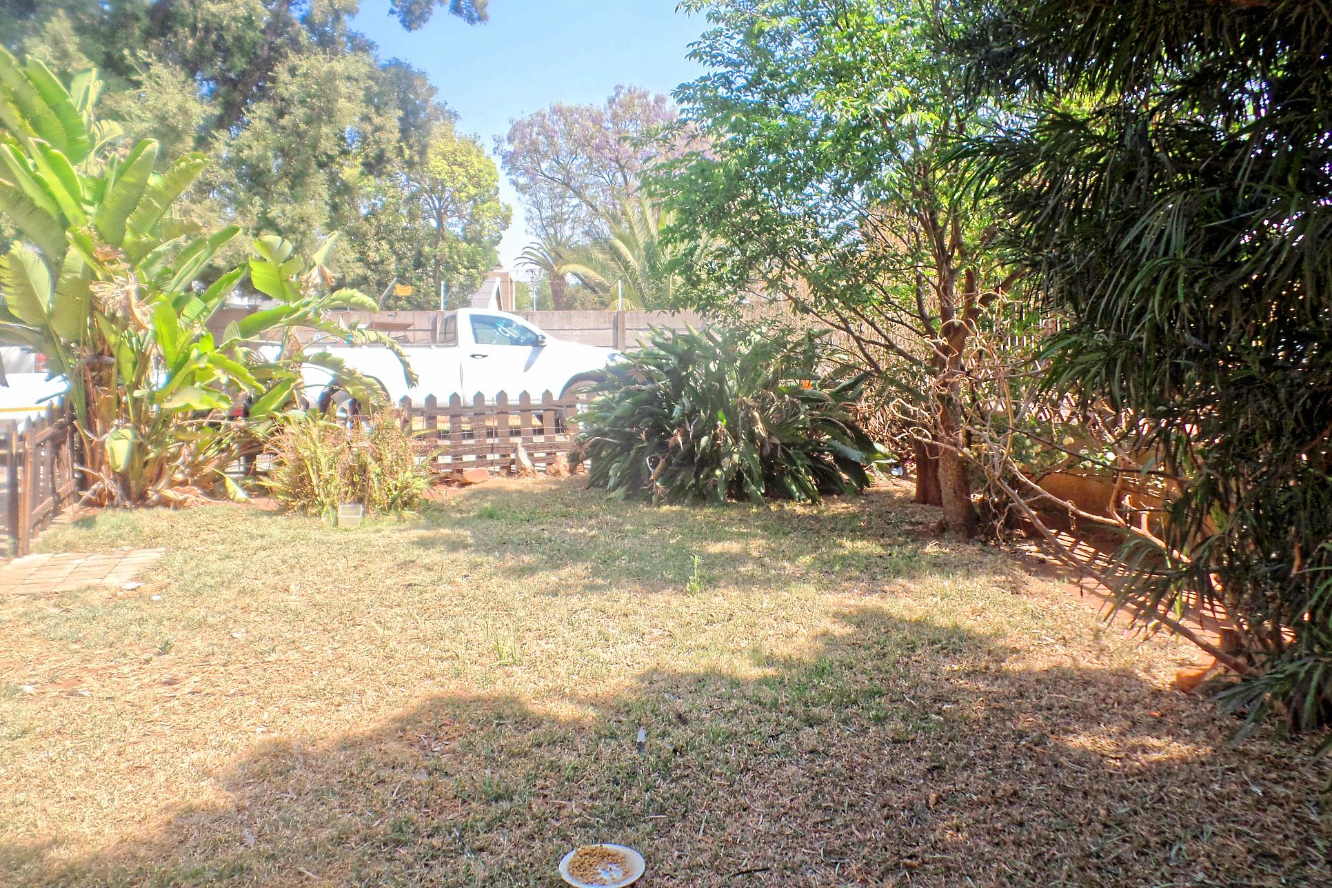 SAM_0343_RP Front yard to design own beautiful garden