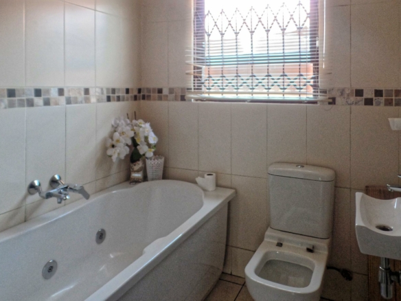 Lovely 2-bedroom house for sale in Nellmapius