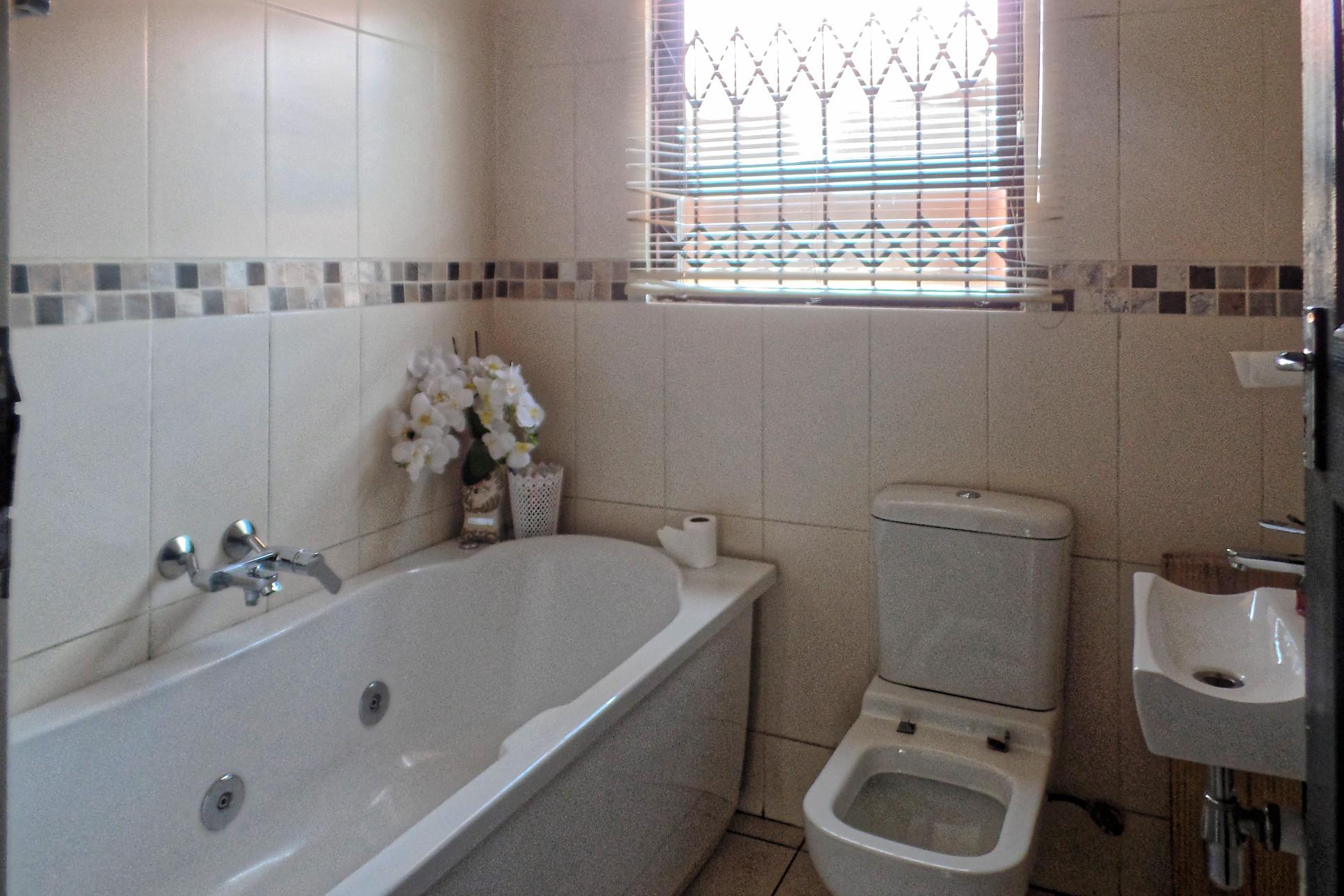 Lovely 2-bedroom house for sale in Nellmapius