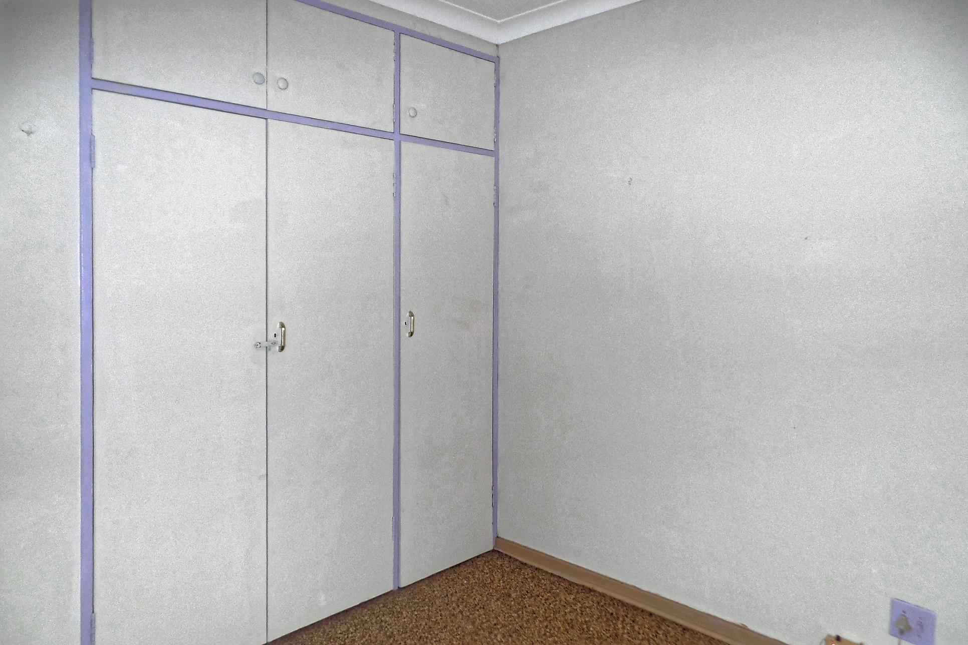 SAM_0377_RP 3rd bedrooms cupboard’s