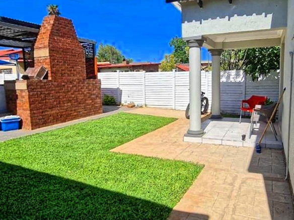 Versatile 4-bed Home with Flatlet