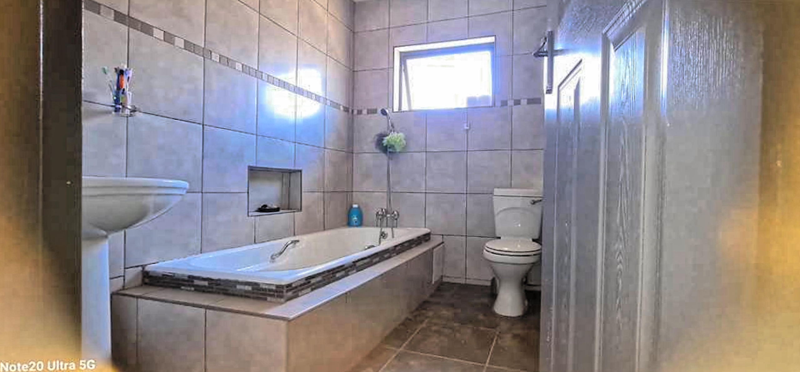 Versatile 4-bed Home with Flatlet