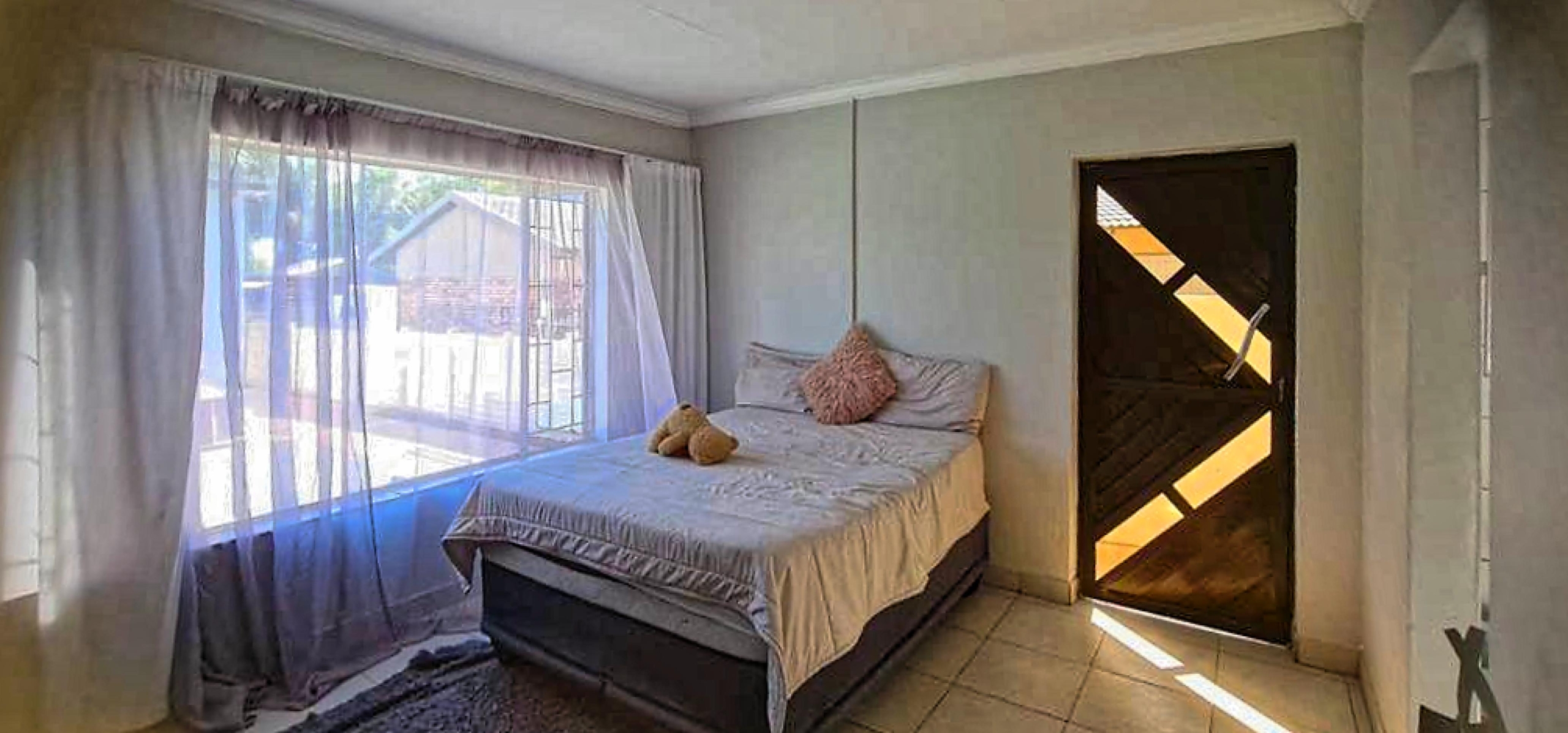 Versatile 4-bed Home with Flatlet