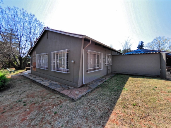 Charming 4-Bed Corner House with Flatlet in Meyerspark