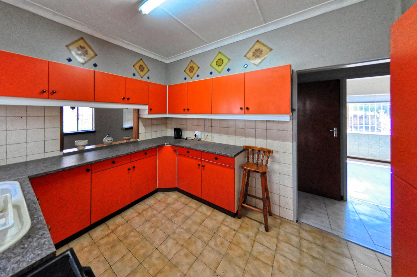 Charming 4-Bed Corner House with Flatlet in Meyerspark