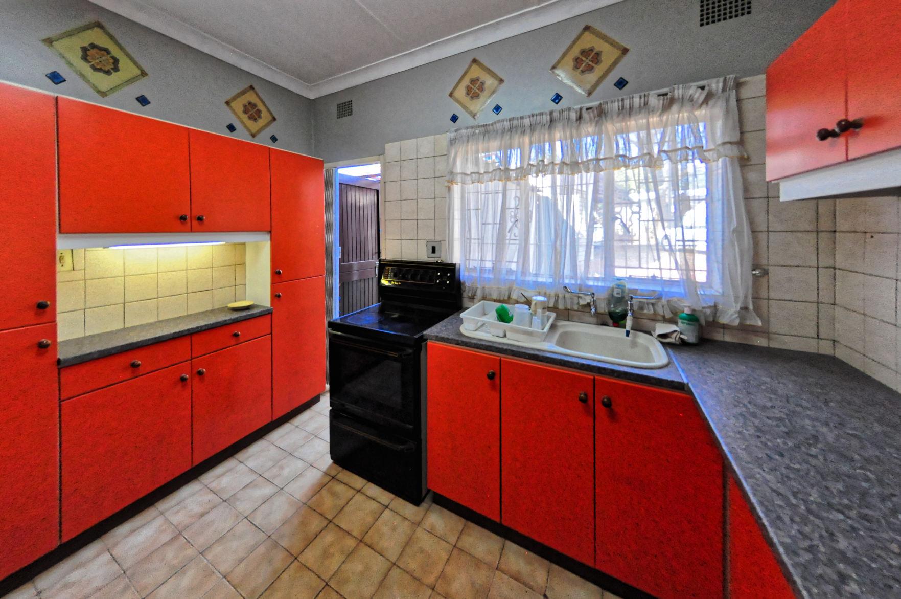 Charming 4-Bed Corner House with Flatlet in Meyerspark
