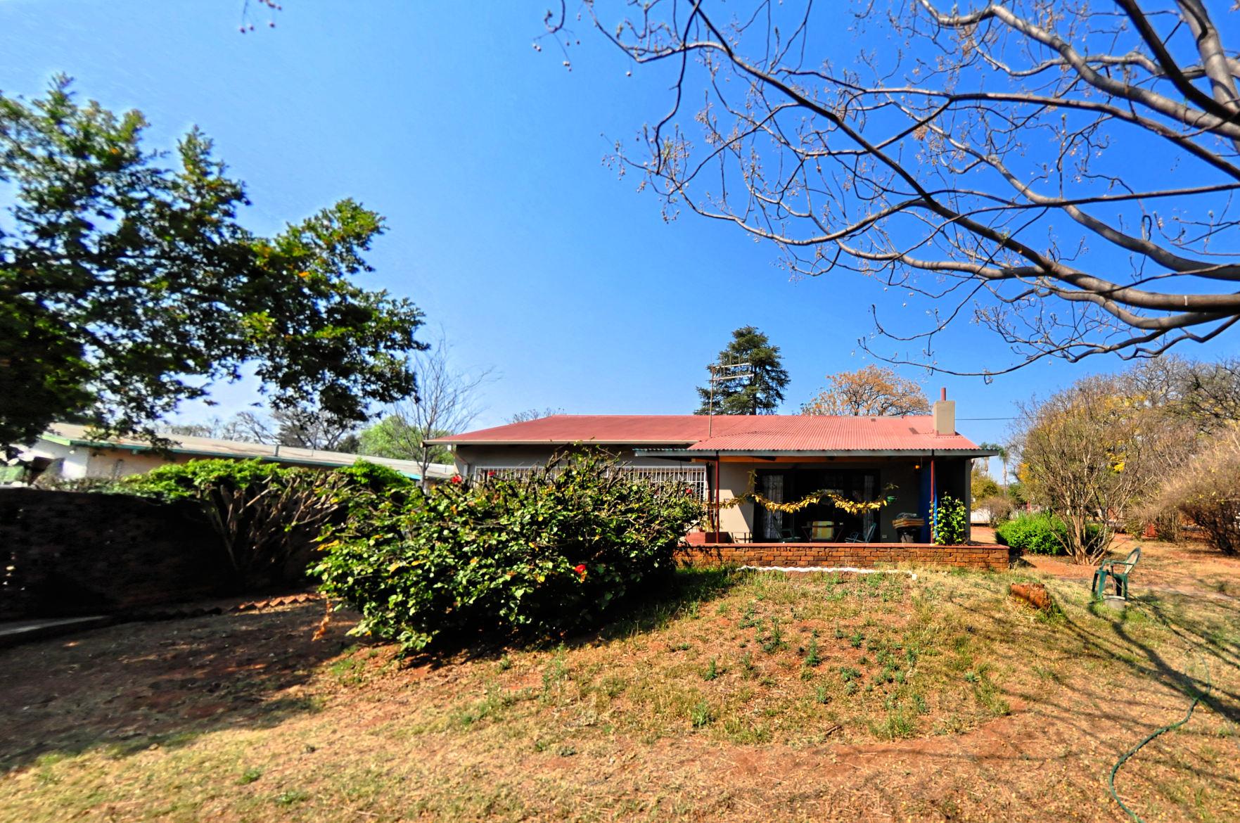 Charming 4-Bed Corner House with Flatlet in Meyerspark