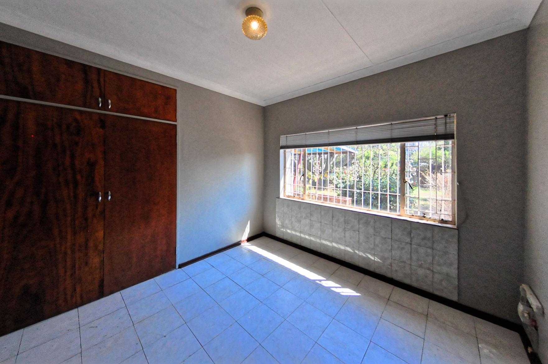 Charming 4-Bed Corner House with Flatlet in Meyerspark