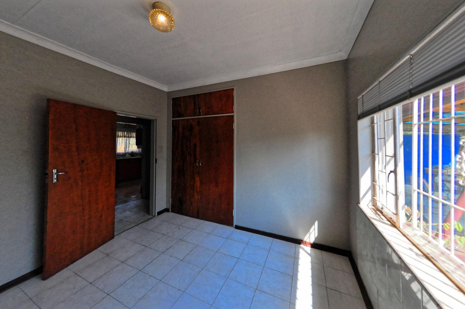 Charming 4-Bed Corner House with Flatlet in Meyerspark