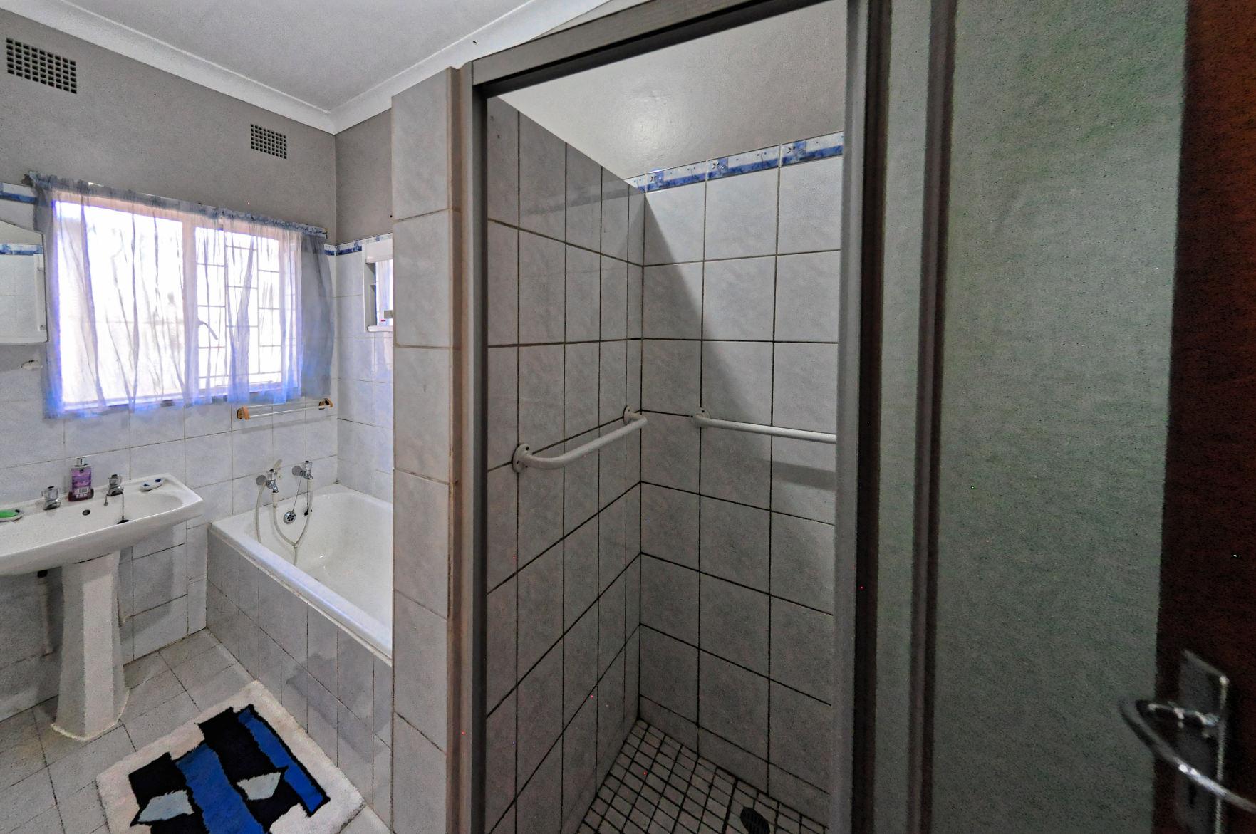 Charming 4-Bed Corner House with Flatlet in Meyerspark