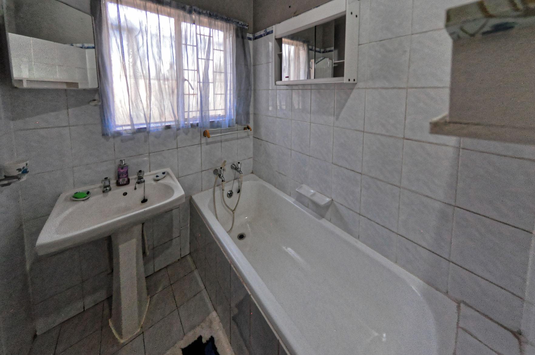 Charming 4-Bed Corner House with Flatlet in Meyerspark