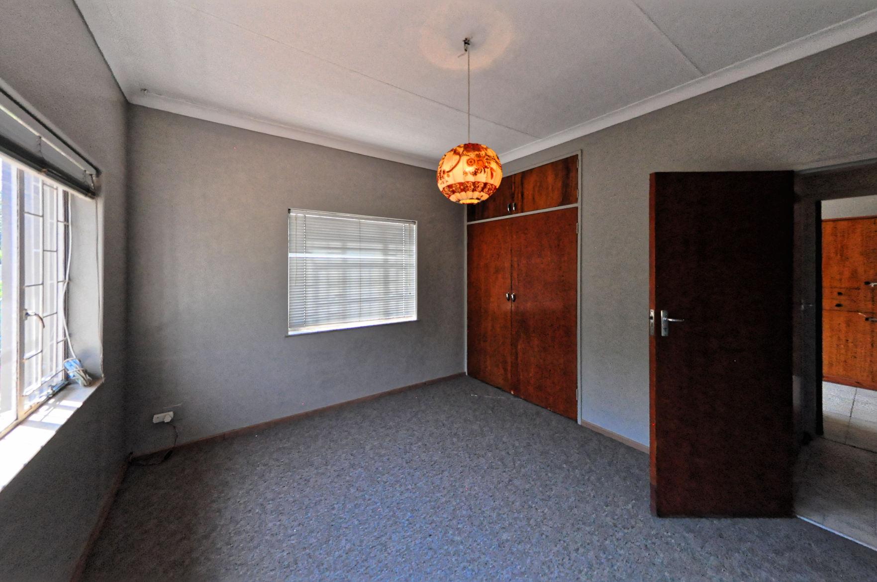 Charming 4-Bed Corner House with Flatlet in Meyerspark