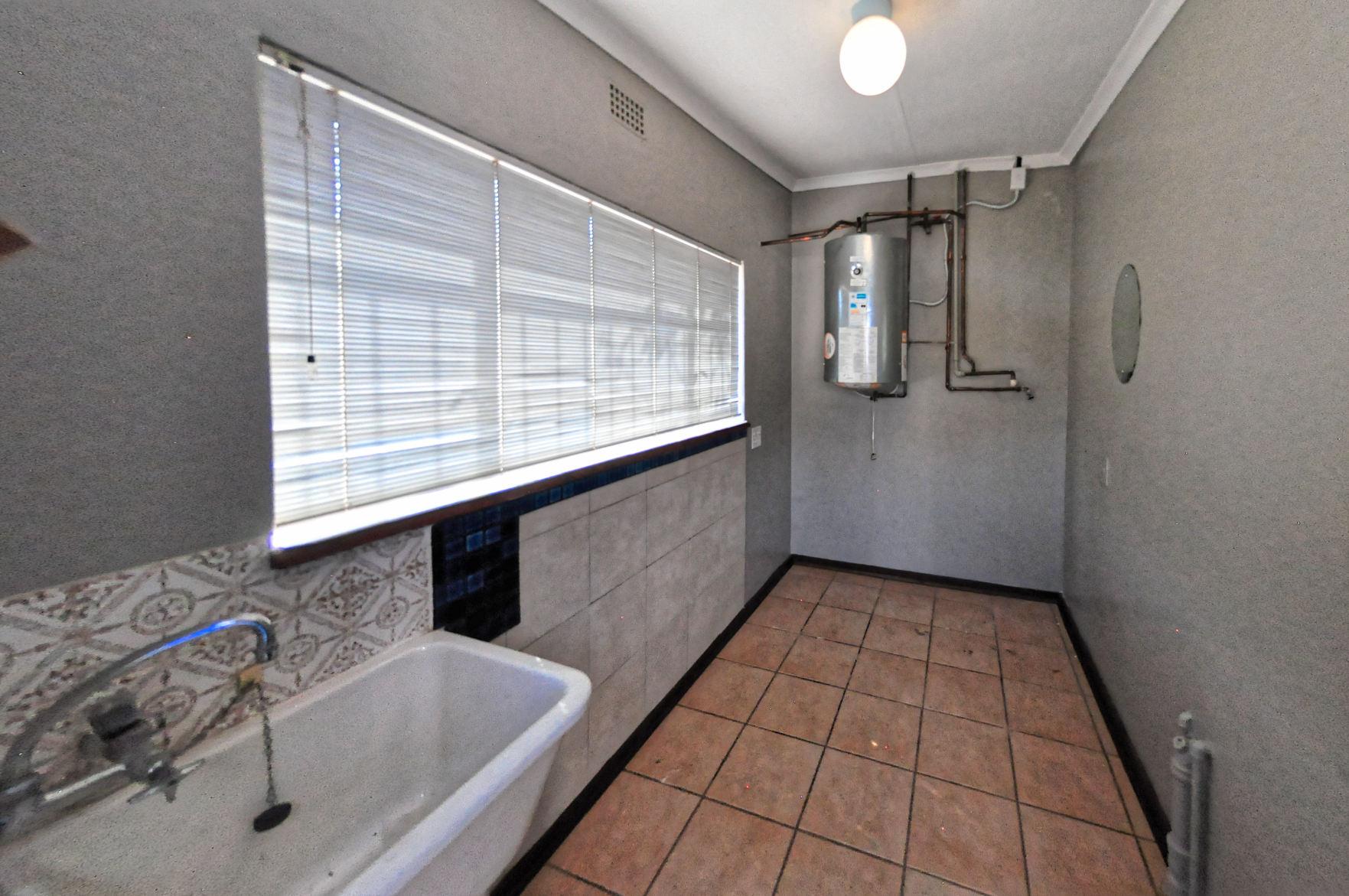 Charming 4-Bed Corner House with Flatlet in Meyerspark