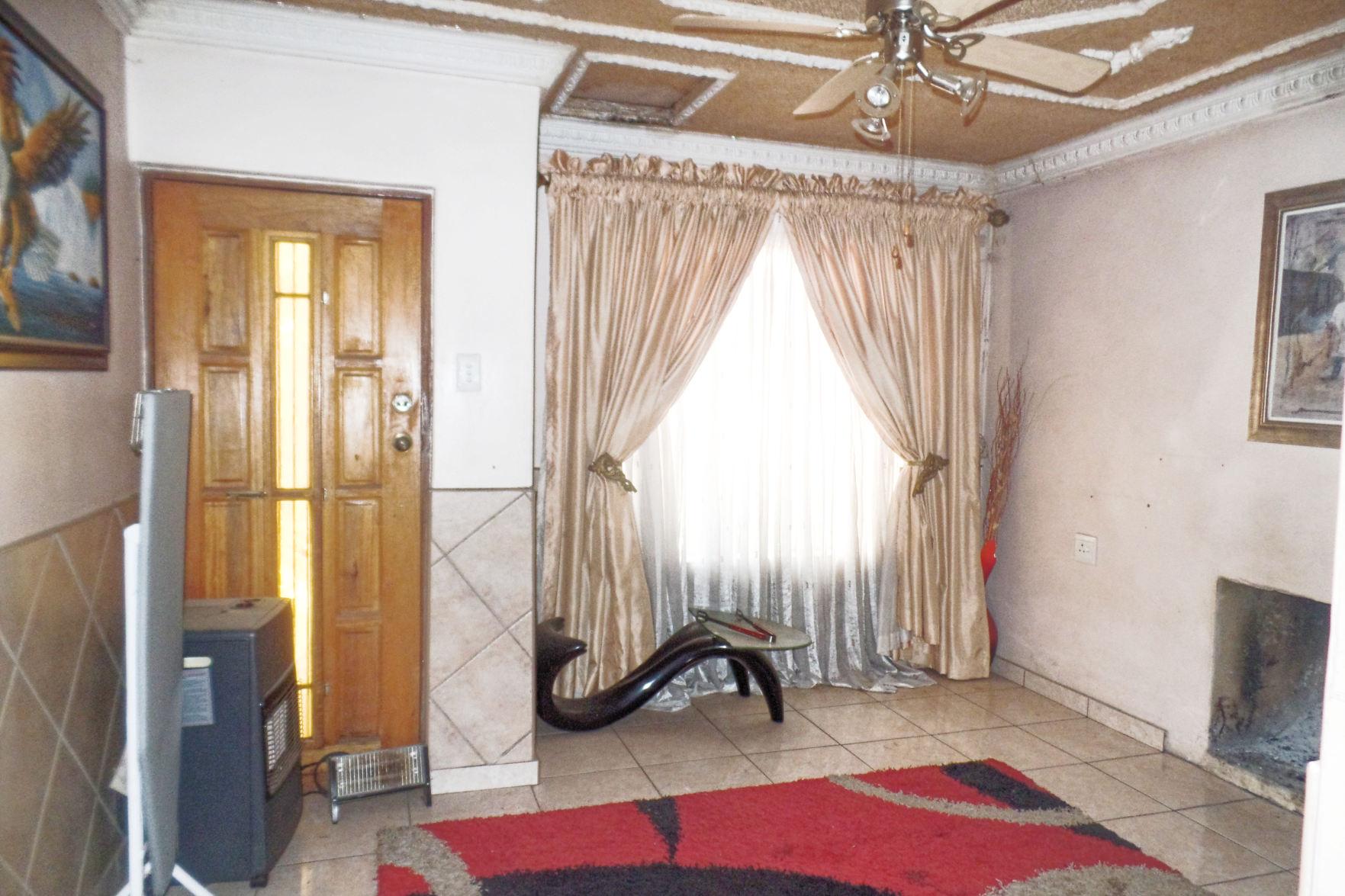 SAM_1007_DxO Lovely 3-Bed House for Sale in Lindo Park