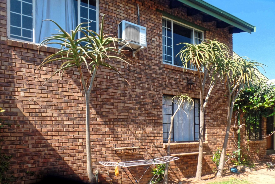 Lovely 3-Bed Duplex to Rent in Weavind Park
