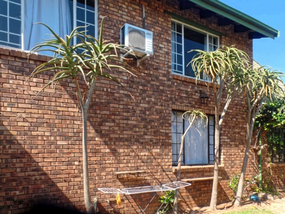 Lovely 3-Bed Duplex to Rent in Weavind Park